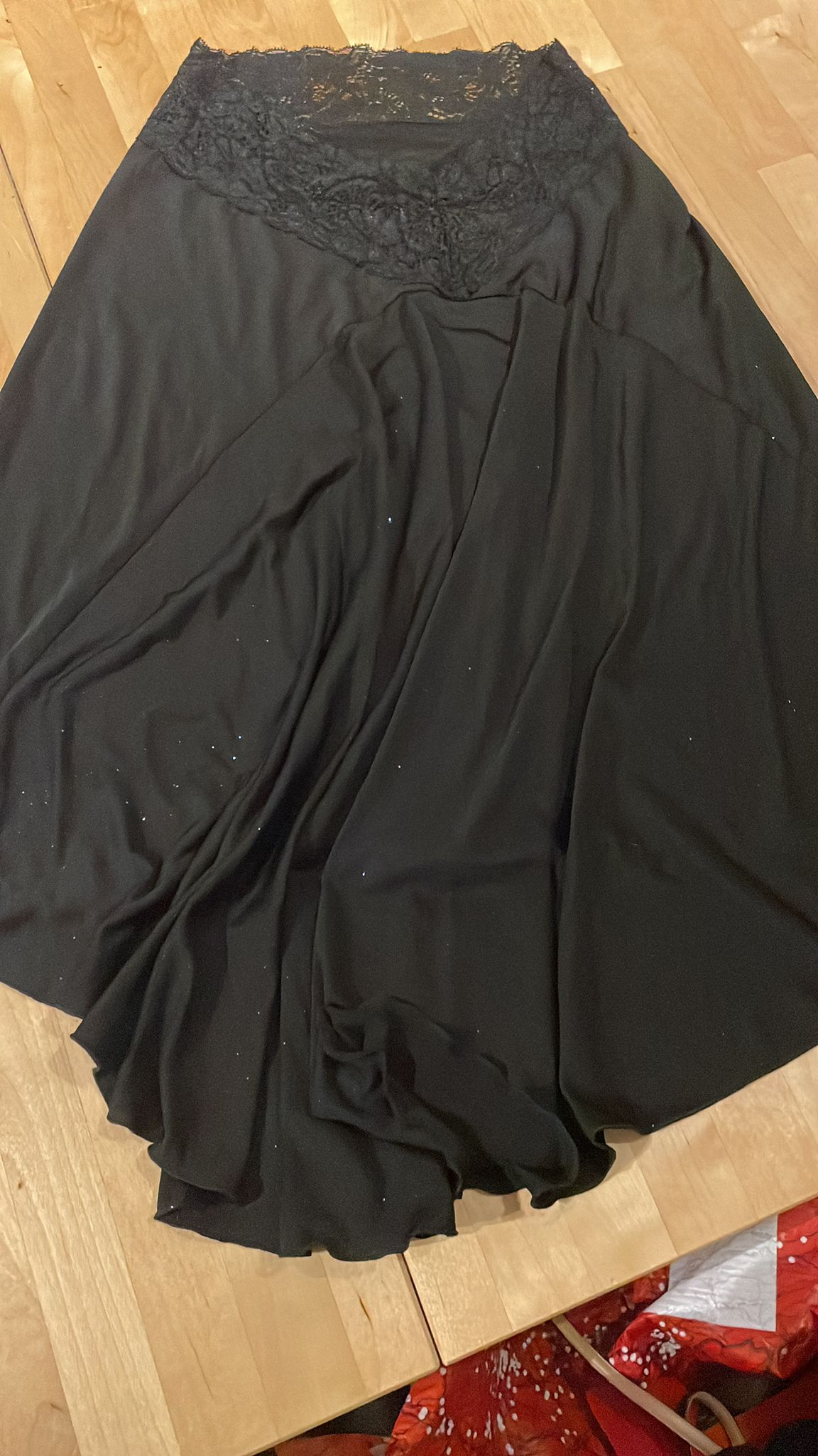 Jupe Noire avec des paillettes discrètes / mi-longue / Taille 36